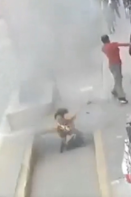 （视频）行人路渠盖突炸飞喷火　女子跌入坑洞