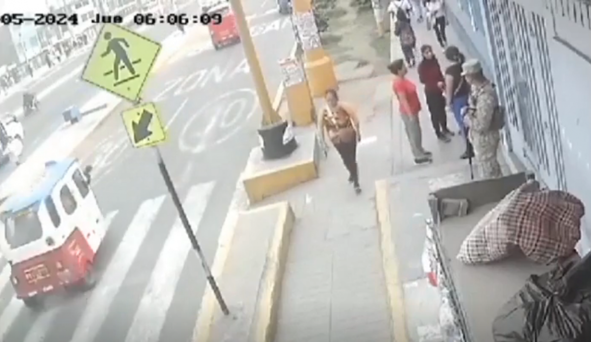 （视频）行人路渠盖突炸飞喷火　女子跌入坑洞