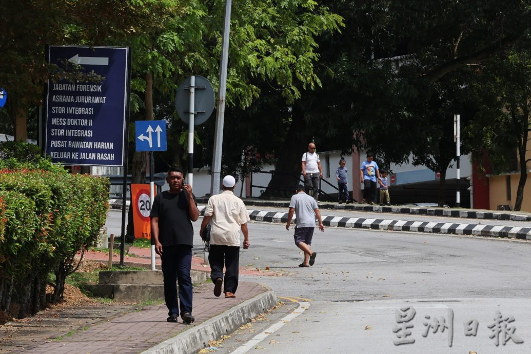 芙蓉端姑查化医院人行道地陷,印裔男子掉入坑洞受伤