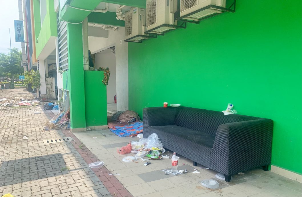 波德申海边商业区出现留宿街头流浪汉,游客投诉遭流浪汉吓跑