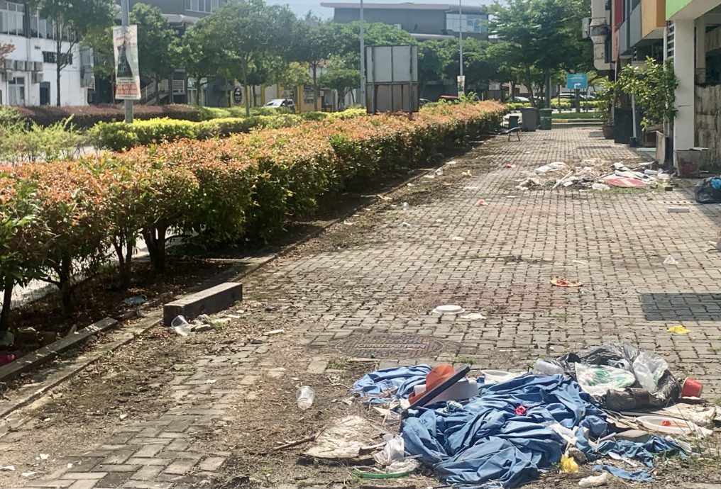 波德申海边商业区出现留宿街头流浪汉,游客投诉遭流浪汉吓跑
