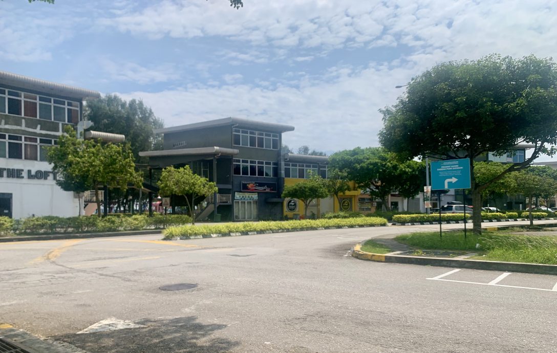 波德申海边商业区出现留宿街头流浪汉,游客投诉遭流浪汉吓跑