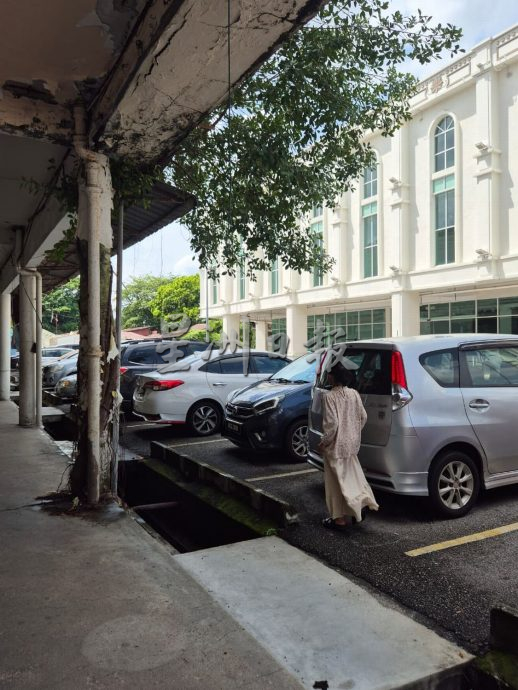 p2头条(古城版)空置多年老建筑隐患,威胁路人安危