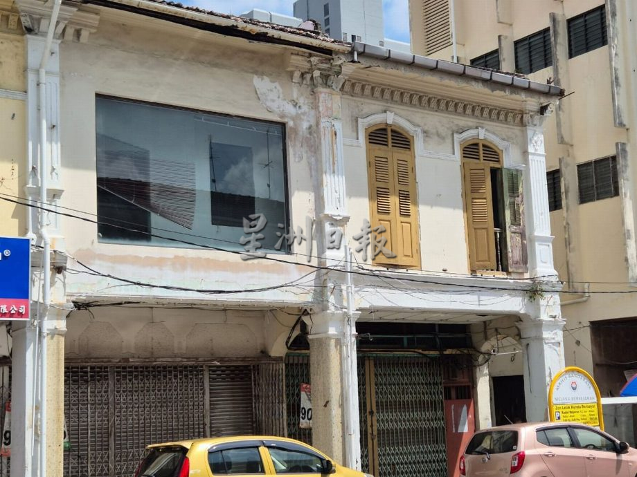 p2头条(古城版)空置多年老建筑隐患,威胁路人安危