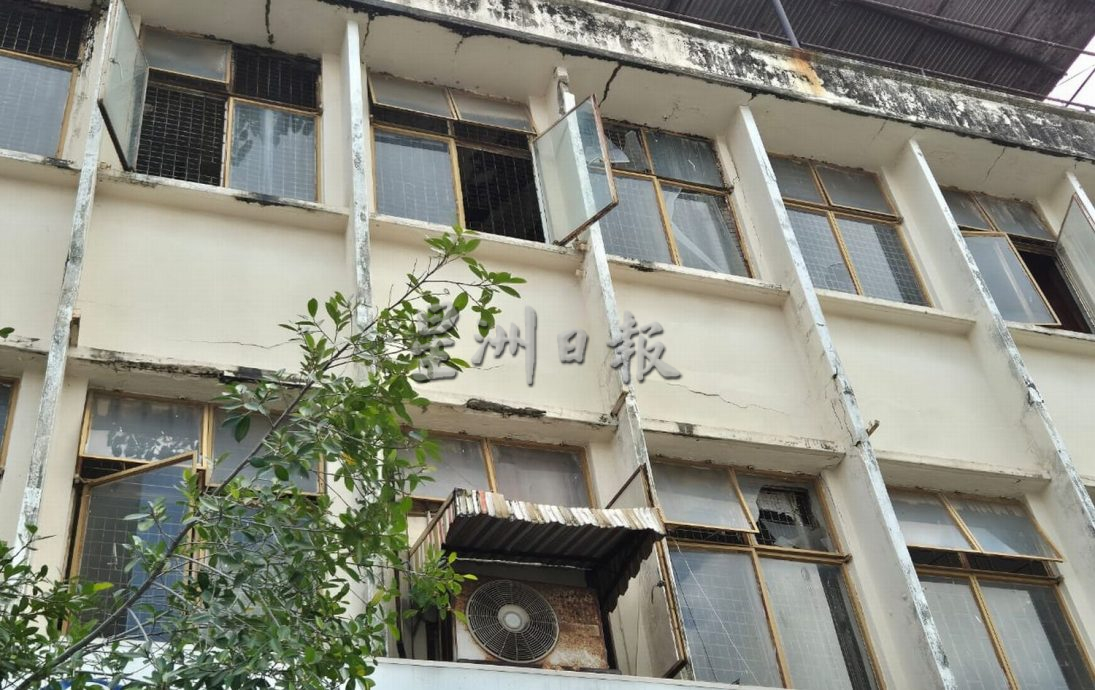 p2头条(古城版)空置多年老建筑隐患,威胁路人安危