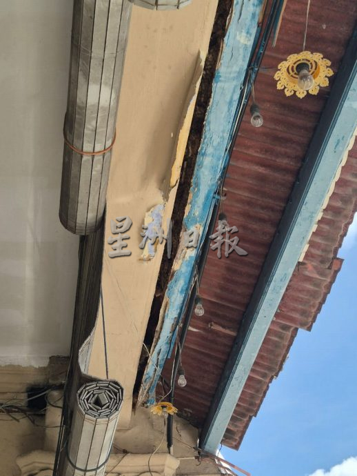 p2头条(古城版)空置多年老建筑隐患,威胁路人安危