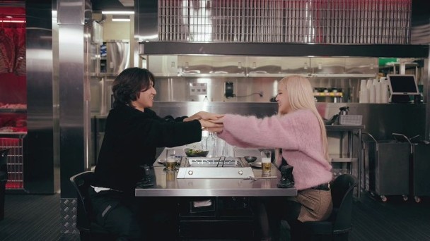 Rosé谈了一场无人知晓的恋情 自曝巡演与男友吵架心碎