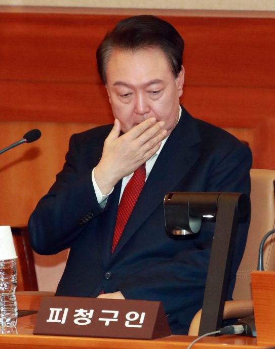 10平方公尺的监室里,尹锡悦睡在地板上,每天能放风1小时