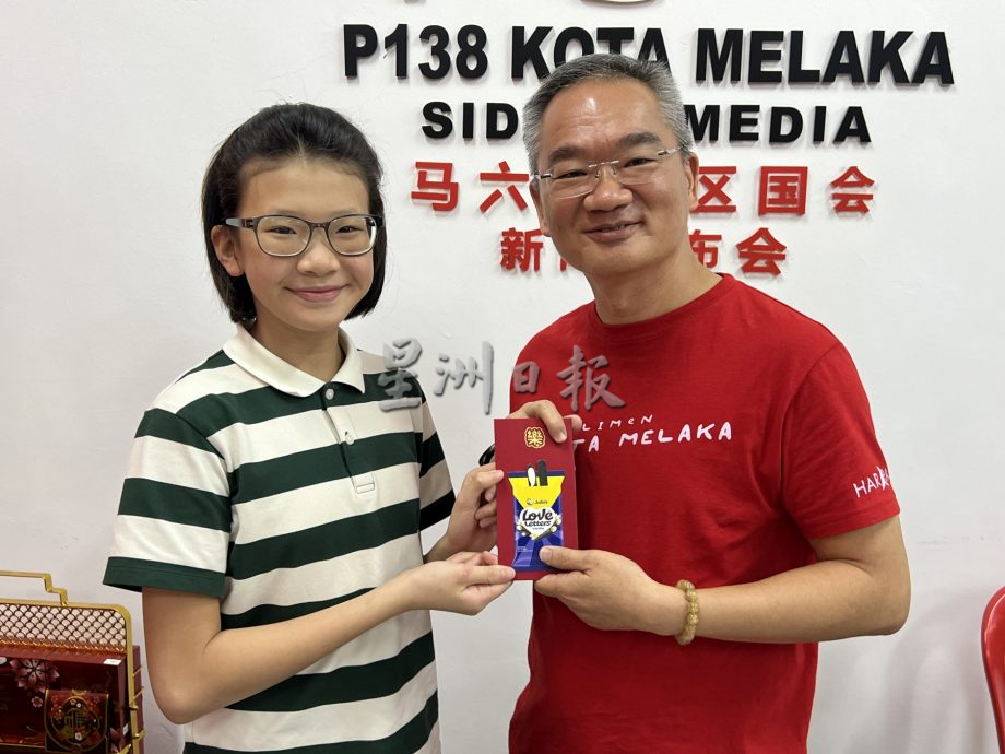 11岁优秀泳手新春前喜获公民权!