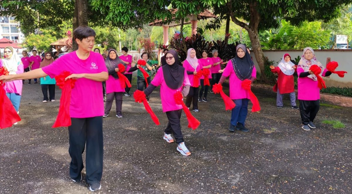 我们∕各种族乐龄人士做健身操