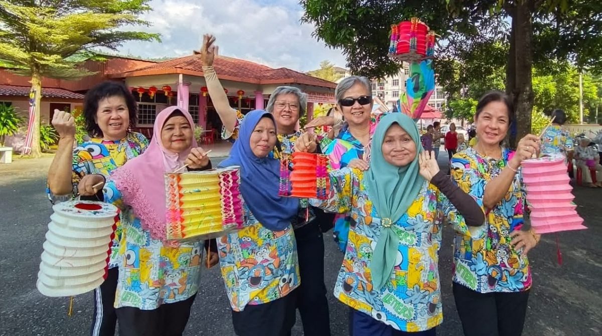 我们∕各种族乐龄人士做健身操