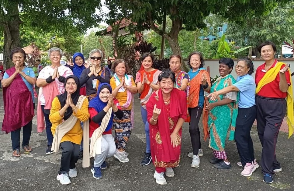 我们∕各种族乐龄人士做健身操