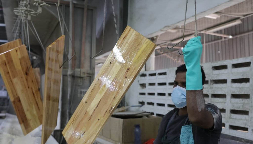 (1月28日见报)从割胶到家具 台马夫妻翻转橡胶木命运