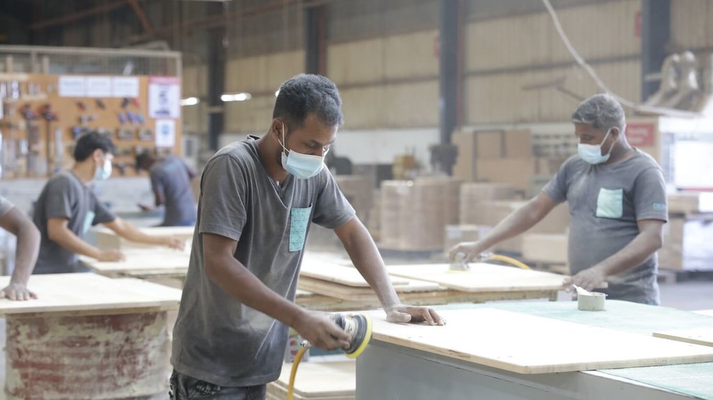 (1月28日见报)从割胶到家具 台马夫妻翻转橡胶木命运