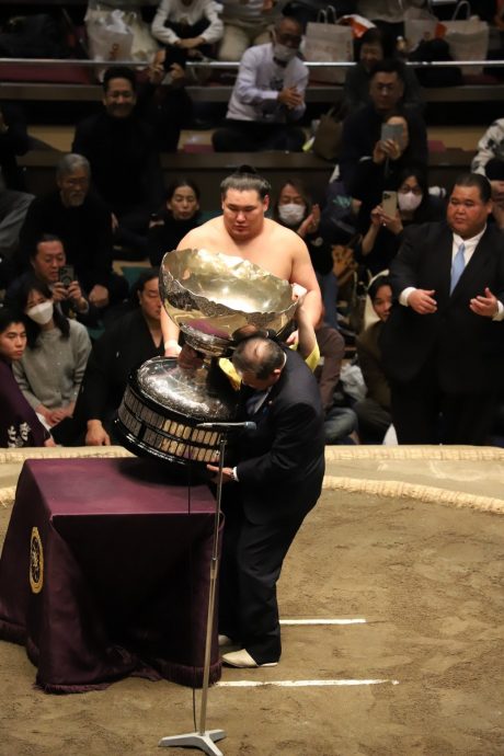 67岁日相石破茂神力举起40公斤奖杯 相扑冠军都“O嘴”