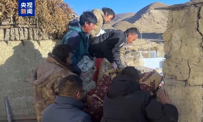 90多岁婆婆瓦砾中奇迹生获救 身体无大碍