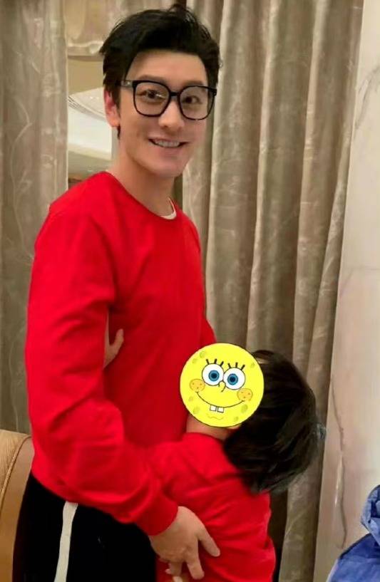 Angelababy化身财神爷贺喜 8岁儿与黄晓明如饼印