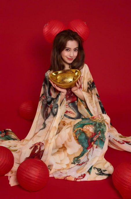 Angelababy化身财神爷贺喜 8岁儿与黄晓明如饼印