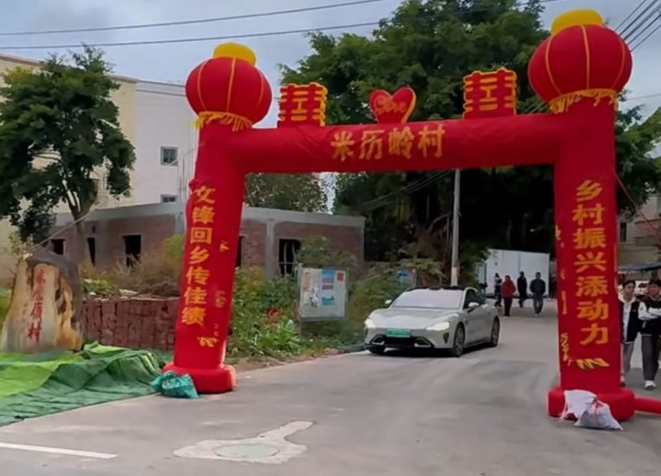 DeepSeek创始人梁文锋回乡过年 游客打卡络绎不绝