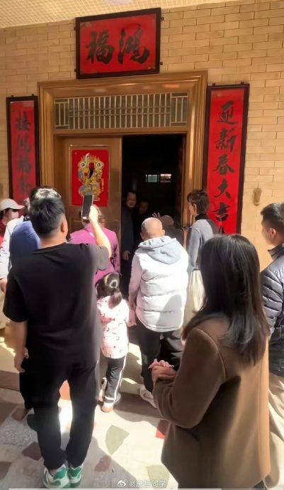 DeepSeek创始人梁文锋回乡过年 游客打卡络绎不绝