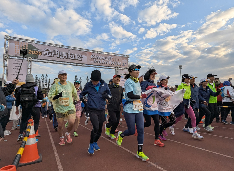 2025金门马拉松启动 6000人寒风中开跑