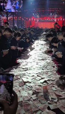  “河南矿山”豪派花红     员工年会现场“数钱”数多少拿多少