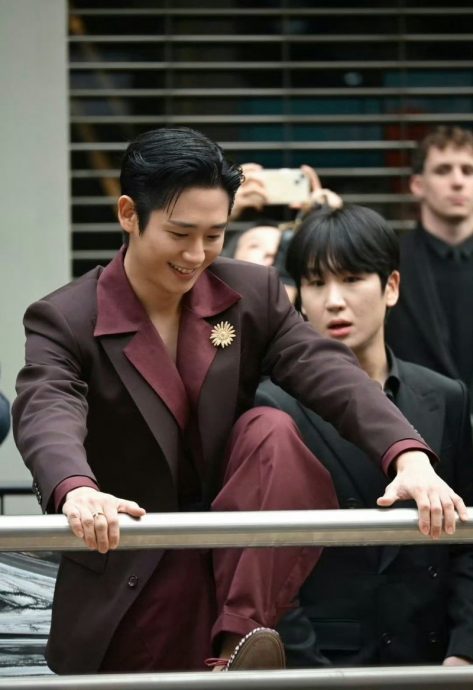 丁海寅深V露肌翻栏杆 被中网狠批“性缩力”