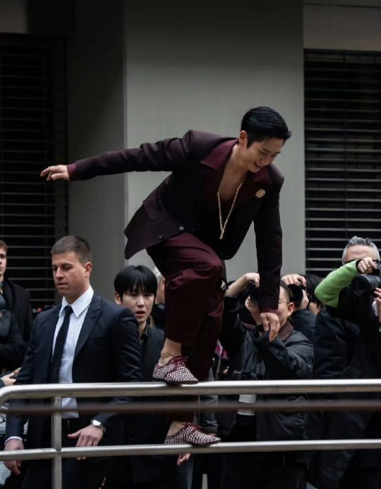 丁海寅深V露肌翻栏杆 被中网狠批“性缩力”