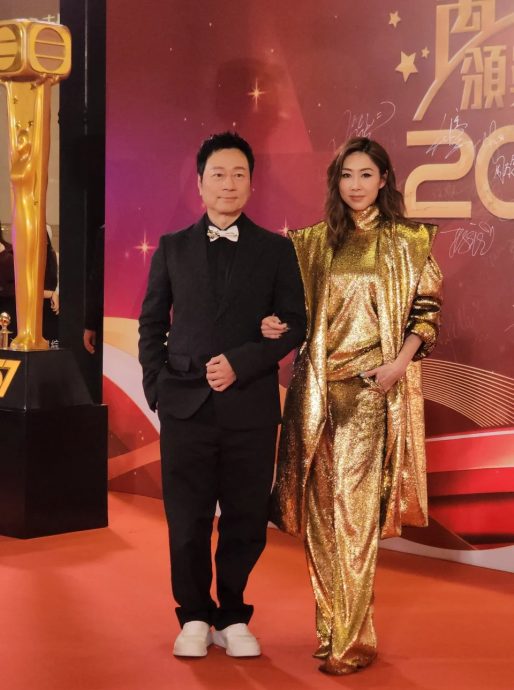 万千星辉2024红毯|胡定欣小金人装被嘲像登基