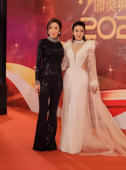 万千星辉2024红毯|胡定欣小金人装被嘲像登基