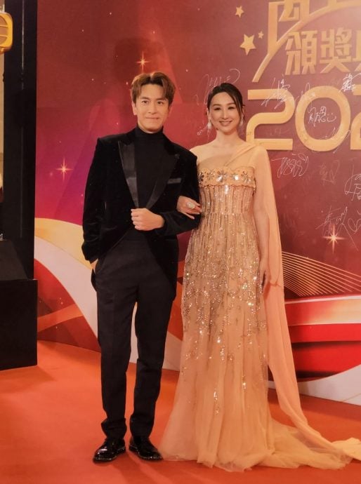 万千星辉2024红毯|胡定欣小金人装被嘲像登基