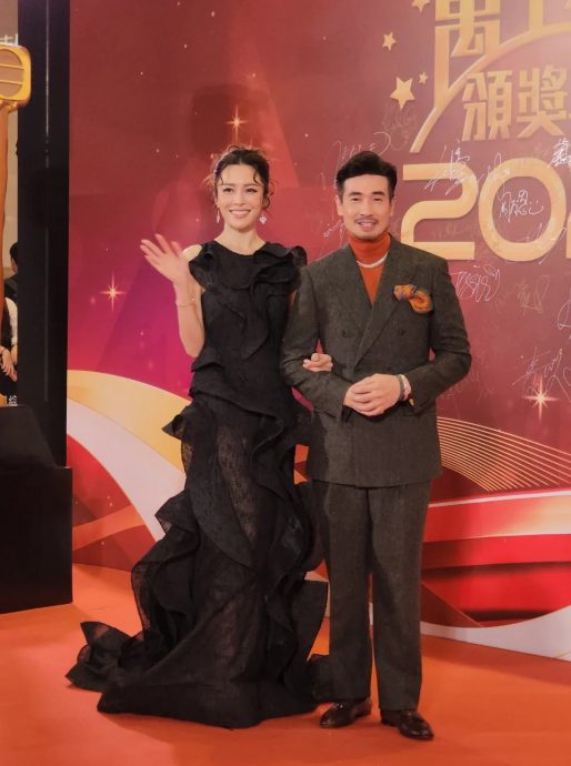 万千星辉2024红毯|胡定欣小金人装被嘲像登基