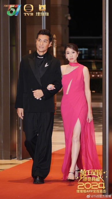 万千星辉2024红毯|胡定欣小金人装被嘲像登基