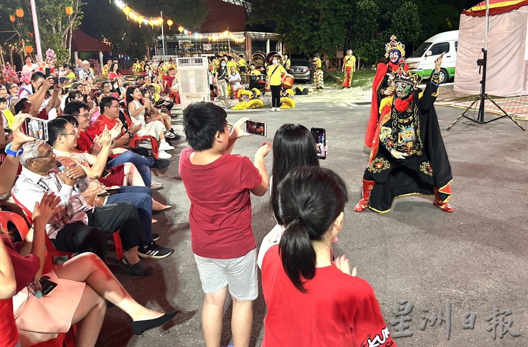 三条108尺红炮响彻云霄 兵如港打响新春团拜首炮