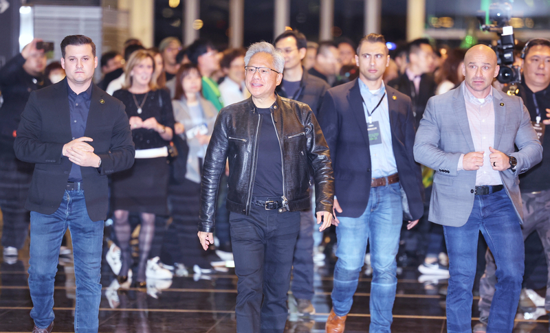 与员工共庆春节 辉达CEO黄仁勋将缺席特朗普就职典礼