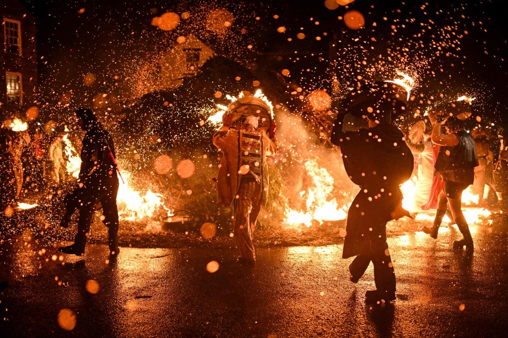 世界各国以烟花、灯光秀、文化传统迎进2025新年