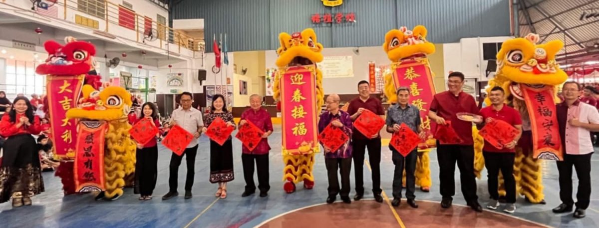 东4：哥打峇鲁培植华小今年的新春活动格外特因为该校加入了更多精彩的元素，特别是学校新成立的醒狮团为大家带来的醒狮表演，是该校推动中华传统文化传承的一个新尝试。别，