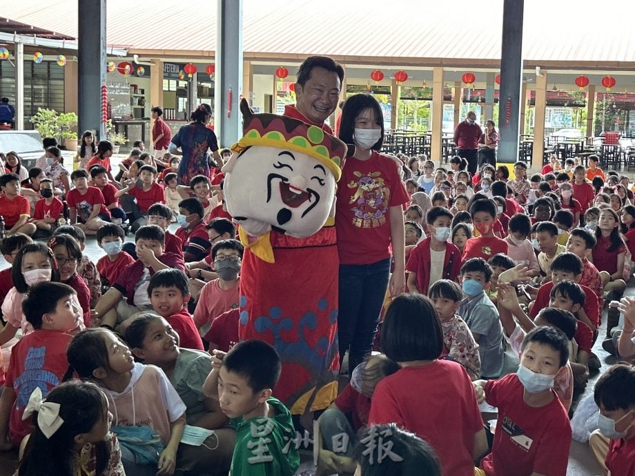 东华小学重设二十四节令鼓队 谢琪清赞助30大鼓