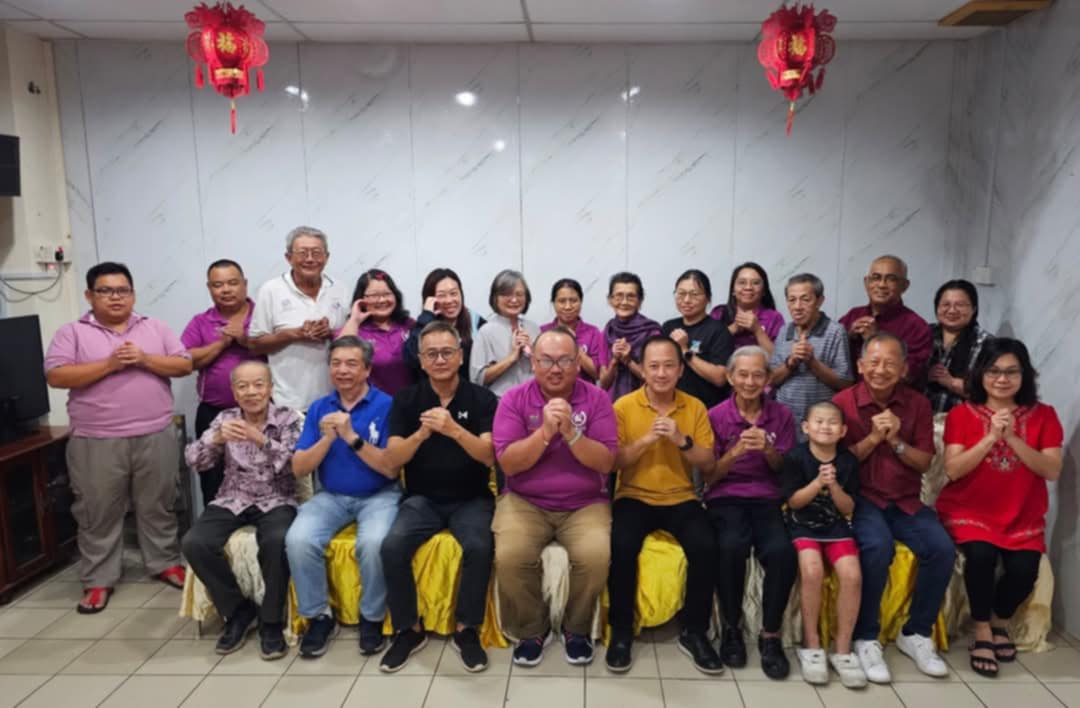 东:吉兰丹华文报业公会召开年度会员大会暨新届理事会改选,原任主席洪维聪众望所归,蝉联主席职。