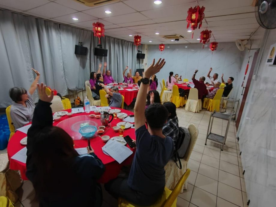 东:吉兰丹华文报业公会召开年度会员大会暨新届理事会改选,原任主席洪维聪众望所归,蝉联主席职。