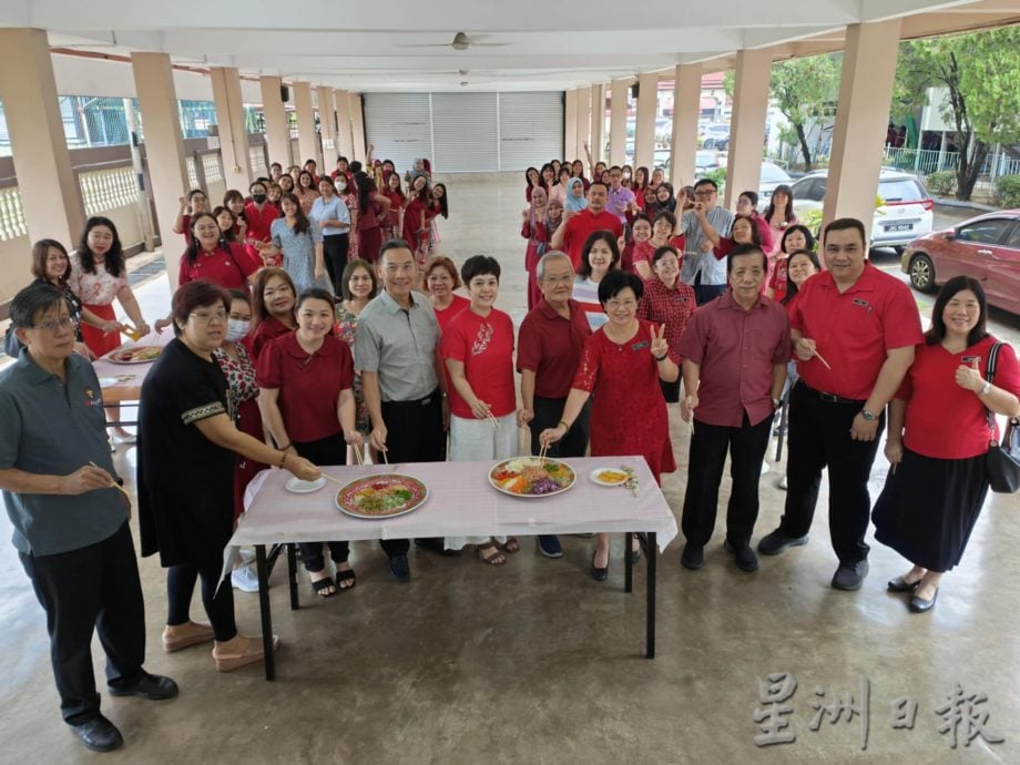 东:哥市中正中小学今年联办2025农历乙巳年迎新春“春节大联欢”活动,文化荟萃,佳节气氛浓厚。