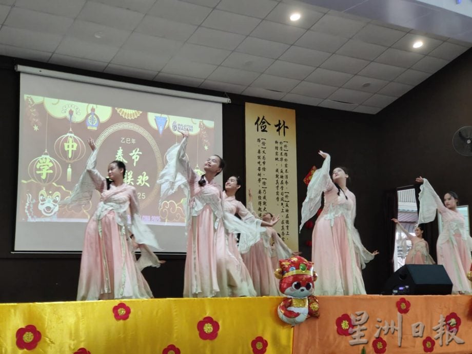 东:哥市中正中小学今年联办2025农历乙巳年迎新春“春节大联欢”活动,文化荟萃,佳节气氛浓厚。