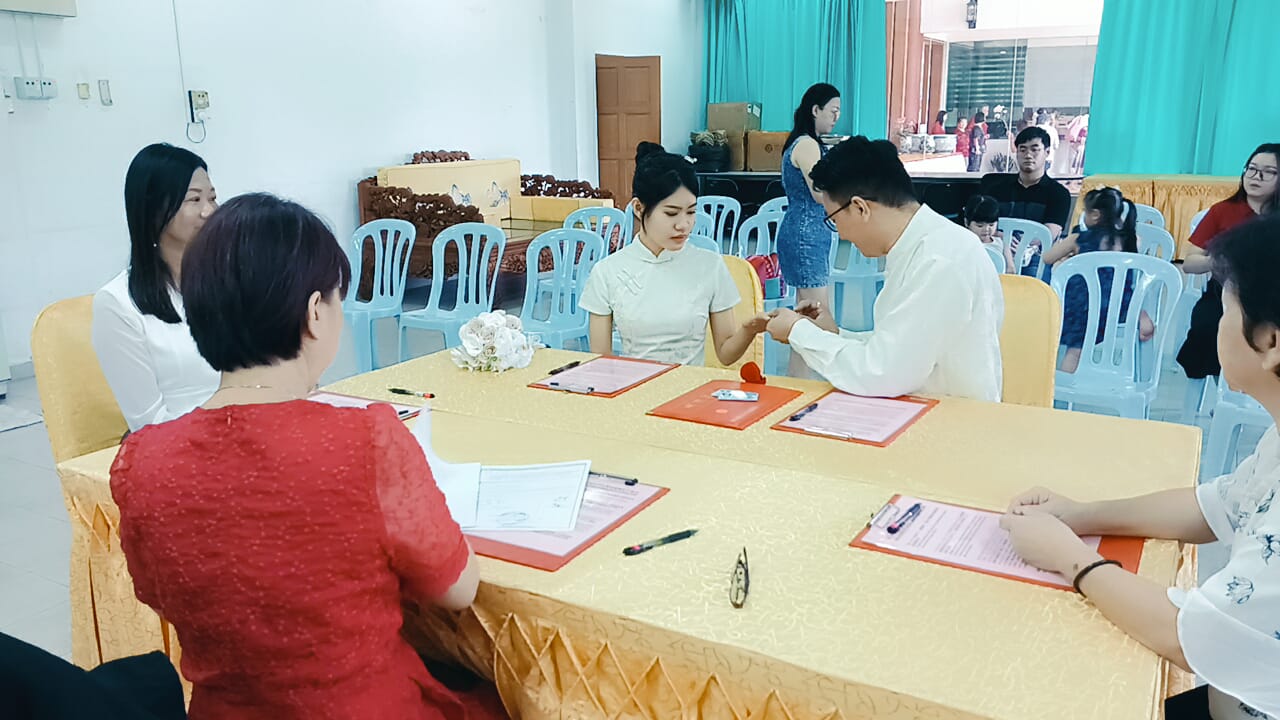 东:彭亨佛教会5对新人元旦共谐连理。