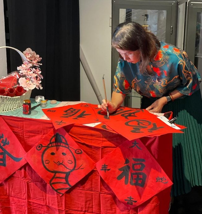 东:蛇年特稿:“蛇蛇如意”创意祝福掀热潮 真诚祝福不在于创新或传统