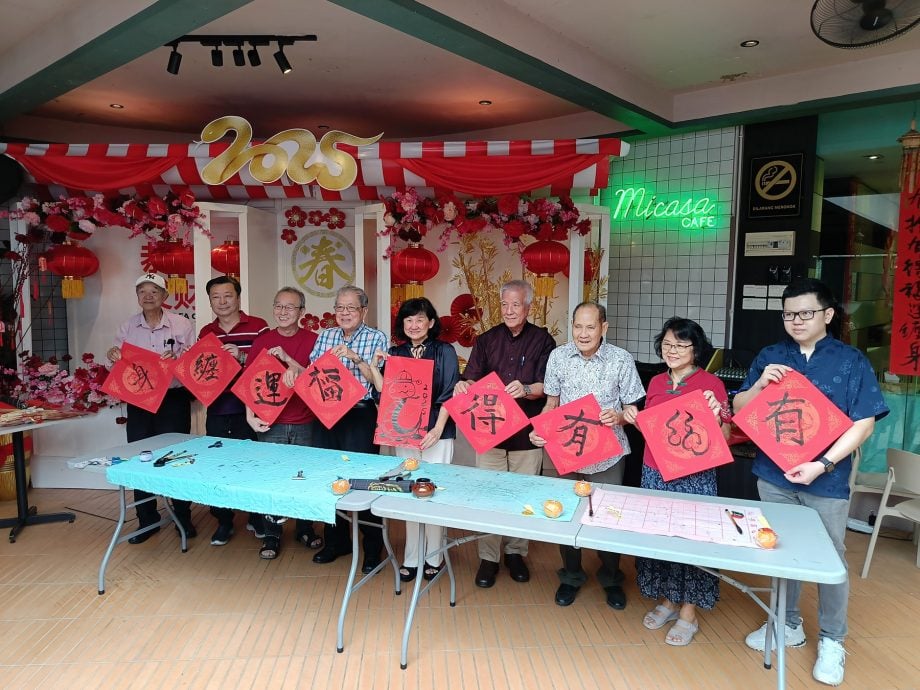 东:蛇年特稿:“蛇蛇如意”创意祝福掀热潮 真诚祝福不在于创新或传统