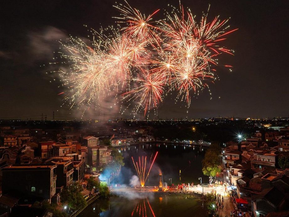 中国多地官宣今年部分时段可燃放烟花爆竹