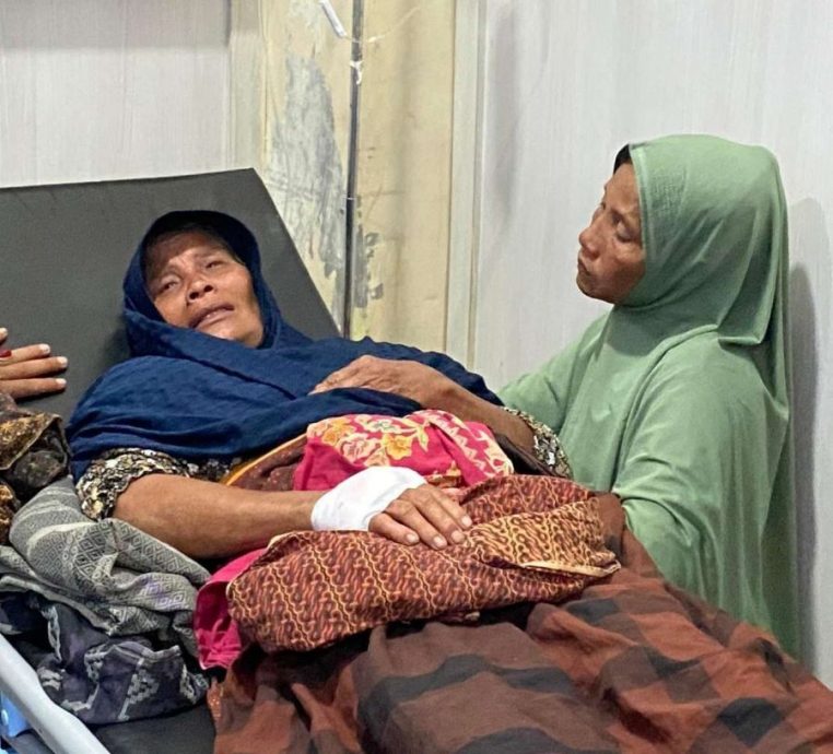 乘船寻找蜗牛水草遭攻击 老奶奶掉河里与鳄鱼搏斗