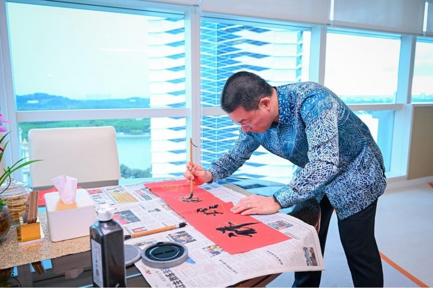 亲笔挥毫“祥蛇献福”“蛇来运转” 倪可敏贺年诚意十足