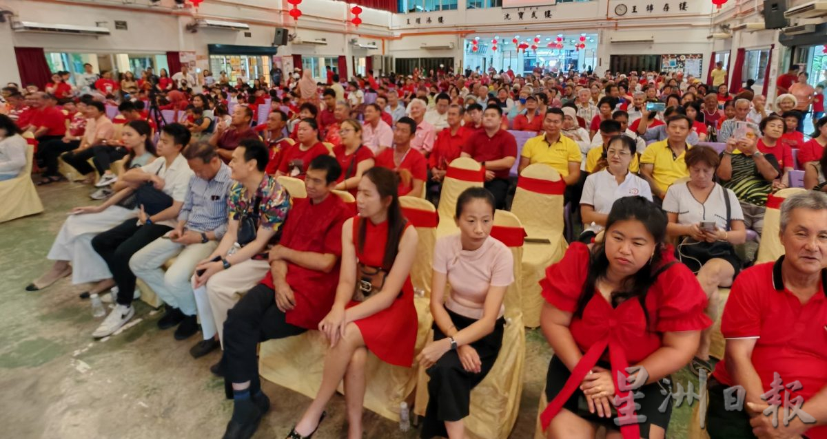 丹斯里陈志远首次到访吉胆岛,化身“财神爷”派25万令吉大红包给3学校5神庙