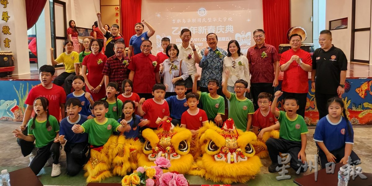 丹斯里陈志远首次到访吉胆岛,化身“财神爷”派25万令吉大红包给3学校5神庙